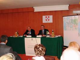 Foto 1 - Convegno a Senigallia: i relatori sono (da sinistra) l'avv. Franco Malnati e il dr. Walter Pellegrino. (foto Tricolore)